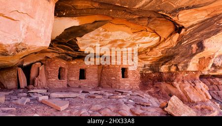 Il soffitto caduto o la scogliera del tetto caduto rovina che abita nella zona di studio della Wilderness del Canyon di Road a Cedar Mesa in Utah. E' un'antica Ancestra di 1000 anni Foto Stock