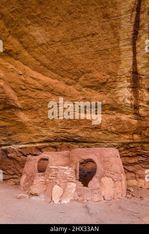 La rovina del collare di Cavallo è un'antica scogliera di Puebloan risalente a 1000 anni fa nel Natural Bridges National Monument, Utah. Foto Stock