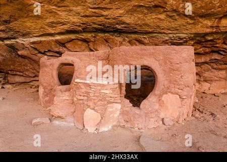 La rovina del collare di Cavallo è un'antica scogliera di Puebloan risalente a 1000 anni fa nel Natural Bridges National Monument, Utah. Foto Stock