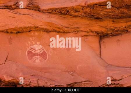 L'uomo di baseball è un antico pittogramma ancestrale Puebloan nativo americano in Chinle Wash sulla Riserva Navajo nello Utah. E 'stato dipinto più th Foto Stock