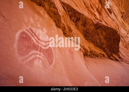 L'uomo di baseball è un antico pittogramma ancestrale Puebloan nativo americano in Chinle Wash sulla Riserva Navajo nello Utah. E 'stato dipinto più th Foto Stock