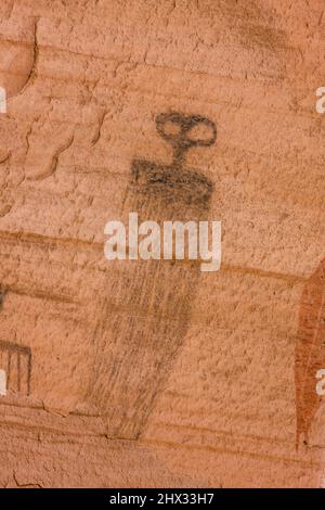 Una figura antropomorfa simile a quella di un alieno sul Bartlett Rock Art Panel, un pannello in stile Barrier Canyon vicino a Moab, Utah. Dipinta circa 3000 anni fa dalla Foto Stock