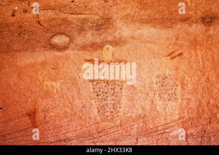 Antichi pittogrammi ancestrali Puebloan nativi americani in Chinle Wash sulla Riserva Navajo in Utah, dipinta più di 800 anni fa su un sandston Foto Stock