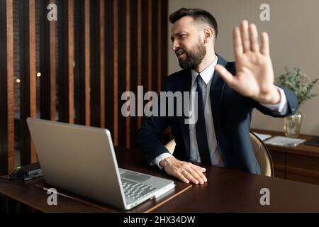 concetto di cultura di cancellazione, businessman rifiuta di lavorare con un'altra azienda, cultura call-out Foto Stock