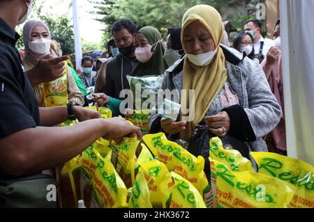 Bogor, Indonesia. 9th Mar 2022. Le persone si allineano per comprare pacchetti di olio da cucina sovvenzionato in mezzo agli sforzi del governo nel controllare l'aumento del prezzo del petrolio da cucina a Bogor, Giava occidentale, Indonesia, 9 marzo 2022. Credit: Adriana Adie/Xinhua/Alamy Live News Foto Stock