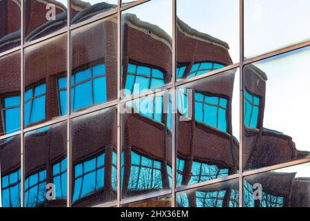 Riflesso della sede centrale di Kellogg nel centro di Battle Creek, Michigan, USA [Nessuna pubblicazione di proprietà; solo licenza editoriale] Foto Stock