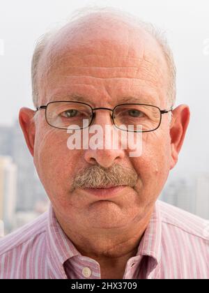 Ritratto di uomo d'affari senior che guarda la macchina fotografica in città sul tetto Foto Stock