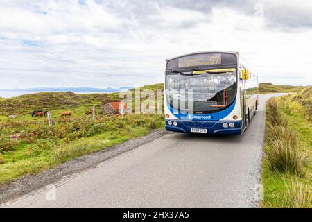 Un autobus Stagecoach sulla A855 tra Digg e Flodigarry nel nord dell'isola di Skye, Highland, Scozia Regno Unito. Foto Stock