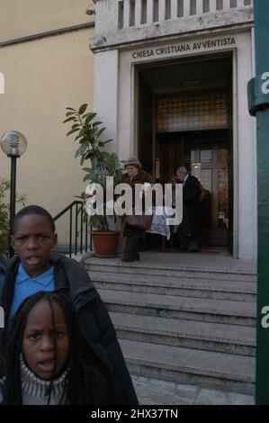 Roma Italia 20/12/2003: Sabato preghiera della comunità avventista, Chiesa avventista a Lungotevere Michelangelo ©Andrea Sabbadini Foto Stock