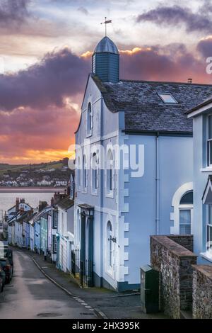 'Meeting Street', una delle strade strette che conducono alla banchina nel villaggio costiero di Appledore, nel Devon Nord. Foto Stock