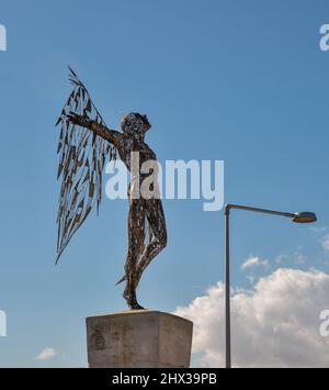 Ayia Napa, Cipro - 23 maggio 2021: La statua di Icarus che aspira al cielo dall'artista Panikkos Spanos, 2020. Ayia Napa è una località turistica al lontano Foto Stock