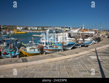 Ayia Napa, Cipro - 23 maggio 2021: Barche e navi ormeggiate nel porto marittimo. Ayia Napa è una località turistica all'estremità orientale della costa meridionale del CYP Foto Stock