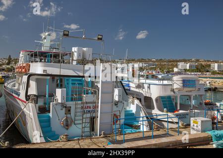 Ayia Napa, Cipro - 23 maggio 2021: Imbarcazioni da diporto ormeggiate nel porto. Ayia Napa è una località turistica all'estremità orientale della costa meridionale del CYP Foto Stock