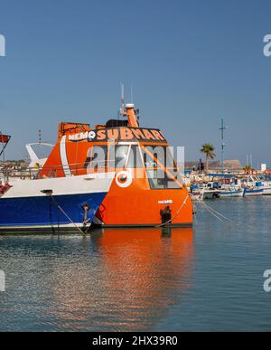 Ayia Napa, Cipro - 23 maggio 2021: Sottomarino NEMO, barche e navi ormeggiate nel porto marittimo. Ayia Napa è una località turistica all'estremità orientale del sud Foto Stock