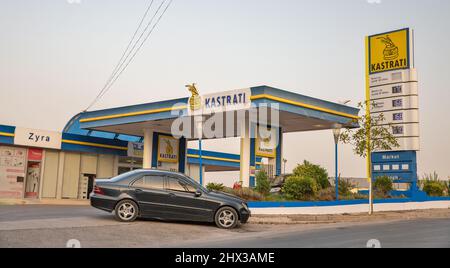 Saranda, Albania - 29 luglio 2021: Stazione di servizio Kastrati sulla strada. Kastrati è un leader idepedent privato di proprietà petroleumm comapny, con sede ad Alban Foto Stock