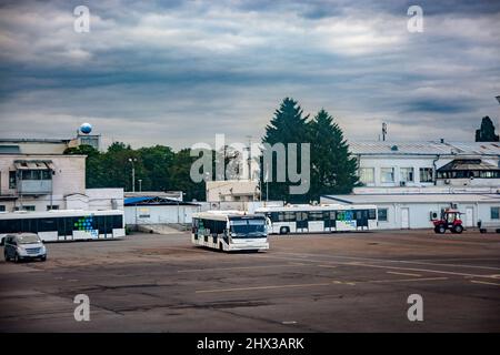 KIEV, Ucraina - Giugno 03,2017:l'autobus dell'aeroporto sta per prendere passeggeri dall'aereo. Foto Stock