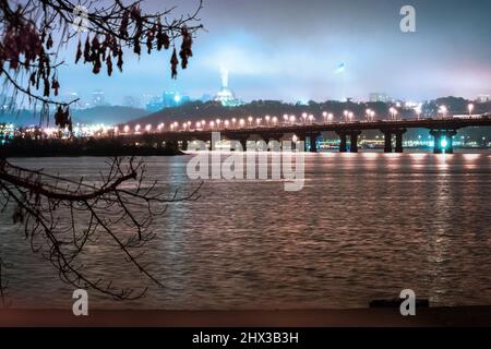 Ponte di Paton a Kiev. Riprese notturne. Foto Stock