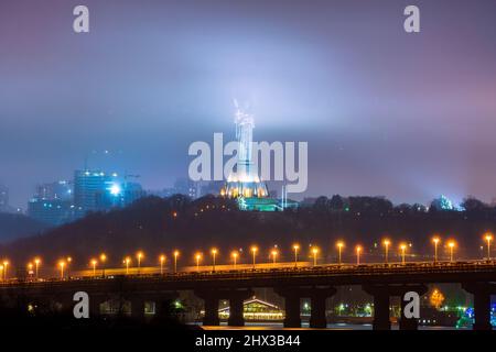 Ponte di Paton a Kiev. Riprese notturne. Foto Stock