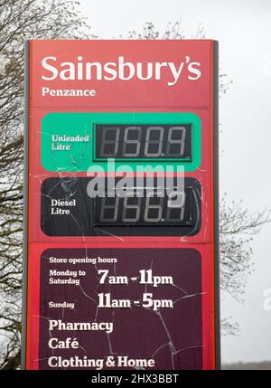 Penzance,Cornwall,UK,9th marzo 2022,i prezzi dei carburanti presso le officine di benzina continuano ad aumentare. Il costo è stato di £150,9 per senza piombo e di £156,9 per diesel. L'aumento sembra continuare con gli aumenti giornalieri come il costo di un barile di petrolio aumenta drasticamente.Credit: Keith Larby/Alamy Live News Foto Stock