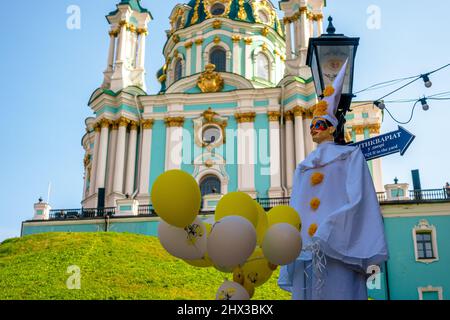 Ucraina, Kiev - 12 settembre 2021: Discesa di Sant'Andrea a Kiev. Vista della chiesa di Sant'Andrea. Vacanza sulla discesa di Sant'Andrea. Foto Stock