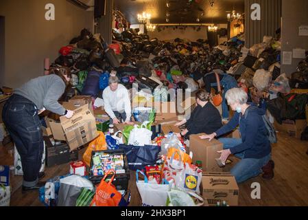 Londra, Regno Unito. 09th Mar 2022. I volontari si ordinano attraverso donazioni per i rifugiati ucraini al White Eagle Club di Balham a Londra, Regno Unito, il 9 marzo 2022. Le donazioni vengono effettuate in un magazzino di Croydon dove vengono caricate su pallet e consegnate in Polonia tramite camion. (Foto di Claire Doherty/Sipa USA) Credit: Sipa USA/Alamy Live News Foto Stock