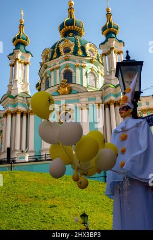 Ucraina, Kiev - 12 settembre 2021: Discesa di Sant'Andrea a Kiev. Vista della chiesa di Sant'Andrea. Vacanza sulla discesa di Sant'Andrea. Foto Stock