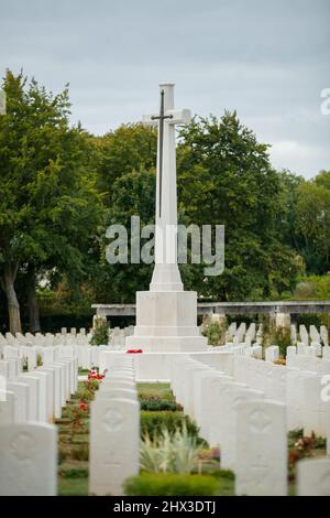 Cimitero di guerra di Ranville, tombe e pietre della testa Foto Stock