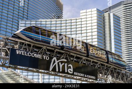 Las Vegas, NV - 15 dicembre 2021: L'aria Express è un tram elettrico e a propulsione via cavo gratuito al 100% su una pista sopraelevata che collega Bellagio, Vdara, Park Foto Stock