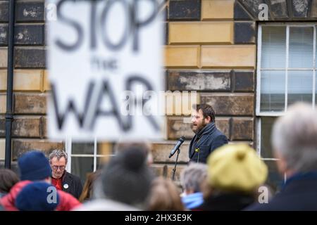 Edimburgo, Scozia. Mer 9 Marzo 2022. David Greig, acclamato drammaturgo e direttore artistico del Lyceum Theatre, parla alla manifestazione di protesta degli artisti scozzesi per l'Ucraina davanti al Consolato russo di Edimburgo. Essi miravano a utilizzare il potere dell'arte (musica, canzoni, letture e immagini) per inviare un forte messaggio di sostegno comunitario da parte di artisti scozzesi in Ucraina. Volevano anche usare la cultura per vergognare il governo russo, per esprimere solidarietà ai colleghi ucraini, e in particolare a quelli della città gemella di Edimburgo, Kyiv. Foto Stock