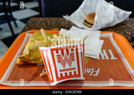 Chandler, TX - 22 ottobre 2021: Pasto Whataburger su un vassoio con focalizzazione selettiva sul contenitore per fritture francesi. Whataburger ha sede a San Antonio Foto Stock
