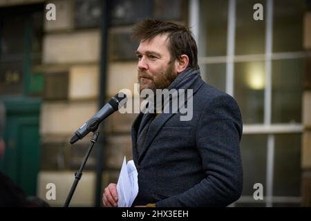 Edimburgo, Scozia. Mer 9 Marzo 2022. David Greig, acclamato drammaturgo e direttore artistico del Lyceum Theatre, parla alla manifestazione di protesta degli artisti scozzesi per l'Ucraina davanti al Consolato russo di Edimburgo. Essi miravano a utilizzare il potere dell'arte (musica, canzoni, letture e immagini) per inviare un forte messaggio di sostegno comunitario da parte di artisti scozzesi in Ucraina. Volevano anche usare la cultura per vergognare il governo russo, per esprimere solidarietà ai colleghi ucraini, e in particolare a quelli della città gemella di Edimburgo, Kyiv. Foto Stock