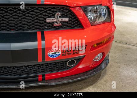 Las Vegas, NV - 13 dicembre 2021: Emblema Shelby 40th Anniversary Edition e decalcomania Las Vegas Motor Speedway su una striscia rossa con la striscia nera Ford Mustang A. Foto Stock