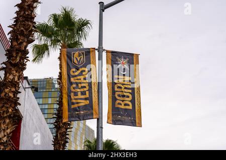 Las Vegas, NV - 13 dicembre 2021: Banner pubblicitari Vegas nato Golden Knights squadra di hockey su ghiaccio professionale sono su un lampione vicino alla striscia. Foto Stock