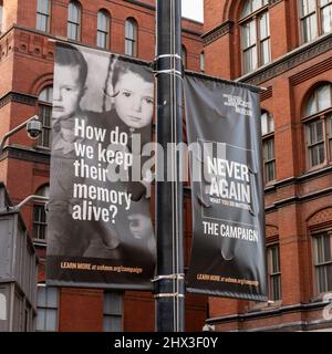 Washington D.C. - 22 novembre 2021: Il banner per il museo commemorativo dell'Olocausto degli Stati Uniti chiede "come mantenere viva la loro memoria?" Foto Stock