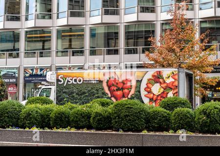 Washington D.C. - 22 novembre 2021: Camion di consegna Sysco parcheggiato sulla strada che serve un cliente. Foto Stock