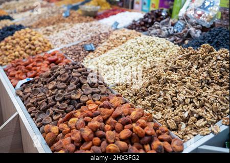 Frutta secca e noci sul mercato alimentare locale Foto Stock