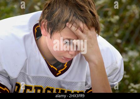 gioco di calcio e mani e così di 11 e 12 giocatori di anni che stanno perdendo il gioco e sentirsi male Foto Stock