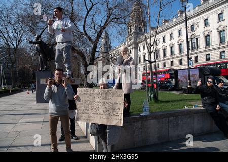 Londra, Regno Unito. 8th marzo 2022. Oggi a Westminster si è svolta una campagna contro gli emendamenti che il governo intende apportare al Human Rights Act del 1998. Organizzazione per i diritti civili Liberty, dice il governo intende eliminare l'obbligo per le autorità pubbliche di rispettare i diritti umani e di creare categorie di persone 'seserving' e 'indegnimento' di diritti che rendano più difficile per le persone arrivare in tribunale e vedere la giustizia quando i diritti umani vengono violati. Credit: Maureen McLean/Alamy Live News Foto Stock