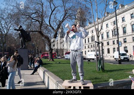 Londra, Regno Unito. 8th marzo 2022. Oggi a Westminster si è svolta una campagna contro gli emendamenti che il governo intende apportare al Human Rights Act del 1998. Organizzazione per i diritti civili Liberty, dice il governo intende eliminare l'obbligo per le autorità pubbliche di rispettare i diritti umani e di creare categorie di persone 'seserving' e 'indegnimento' di diritti che rendano più difficile per le persone arrivare in tribunale e vedere la giustizia quando i diritti umani vengono violati. Credit: Maureen McLean/Alamy Live News Foto Stock