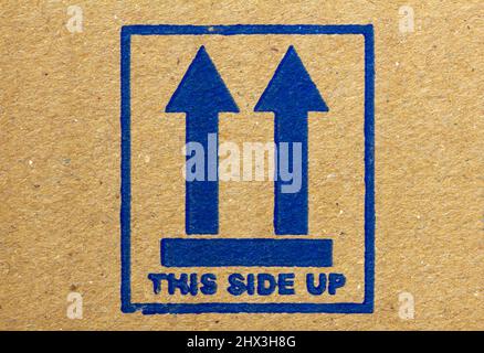 Questo cartello con il lato in alto in una confezione. Freccia che indica il modo corretto di spedire o conservare la confezione. Foto Stock