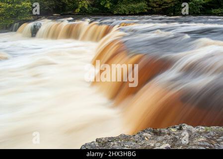 Cascate superiori di Aysgarth sul fiume Ure a Wensleydale, Yorkshire Dales National Park Foto Stock