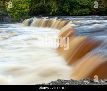 Cascate superiori di Aysgarth sul fiume Ure a Wensleydale, Yorkshire Dales National Park Foto Stock