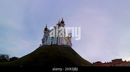 Chiesa di Sant'Andrea su Andreevsky Spusk a Kiev. Costruito in stile barocco dall'architetto Bartolomeo Rastrelli nel 1754 sul colle Andreevskaya. Foto Stock
