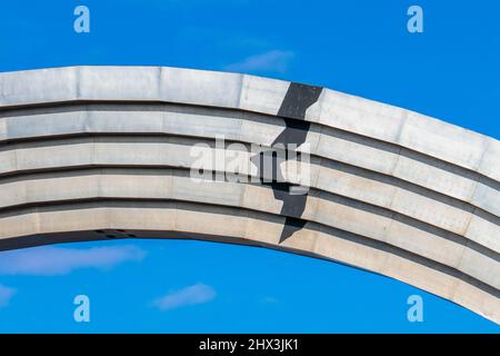 Arco di amicizia dei popoli spaccato a Kyiv. Foto Stock