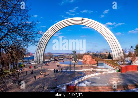 Kiev, Ucraina - 13 febbraio 2022: Arco di amicizia dei popoli spaccato a Kiev. Foto Stock