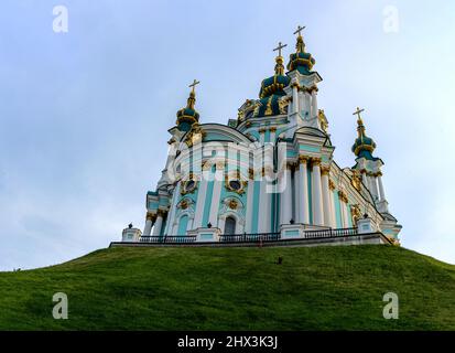 Chiesa di Sant'Andrea su Andreevsky Spusk a Kiev. Costruito in stile barocco dall'architetto Bartolomeo Rastrelli nel 1754 sul colle Andreevskaya. Foto Stock