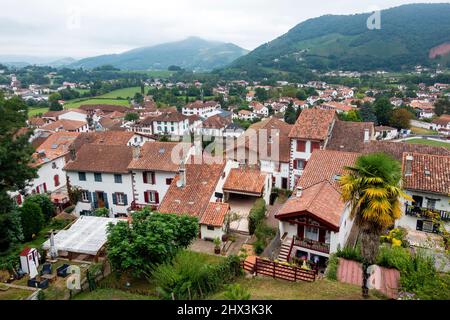 Vista su St Jean Pied De Port punto di partenza per il Camino de Sanitago nei Pirenei francesi in Francia Foto Stock