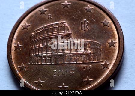 Primo piano di una moneta da cinque centesimi di euro.moneta da 5 centesimi di euro. Cinque centesimi di euro in un primo piano estremo. Foto Stock