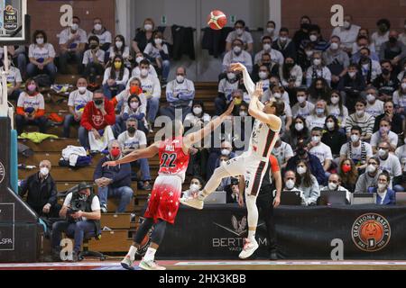 Casale Monferrato, Italia. 06th Mar 2022. Italia, Casale Monferrato (al), 03 06 2022: Bruno Mascolo (guardia Derthona) due punti sparati nel 2nd trimestre durante la partita di basket DERTHONA BASKET vs A|X Armani Milano, Lega Basket A 2021-2022 day21, PalaEnergica (Foto di Fabrizio Andrea Bertani/Pacific Press) credito: Pacific Press Media Production Corp./Alamy Live News Foto Stock