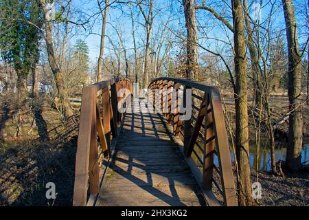 Passerella pedonale sul canale Delaware e Raritan nel villaggio storico di Griggstown, New Jersey, USA Foto Stock